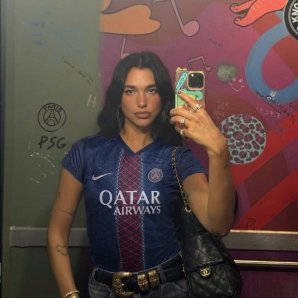 Người hâm mộ nổi tiếng! Hình ảnh chính thức của Paris của ca sĩ Dua Lipa mặc áo paris