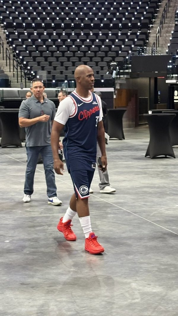 Có vẻ như tôi chưa bao giờ rời đi! Paul đã tham dự Ngày truyền thông mặc áo lót số 3 của Clippers