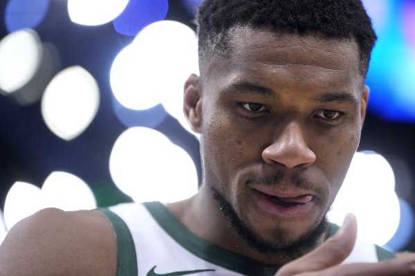 Ông chủ Bucks cho biết anh ta đã có một cuộc trò chuyện thân thiện với Antetokounmpo, người đã từ chối nó một giờ sau đó