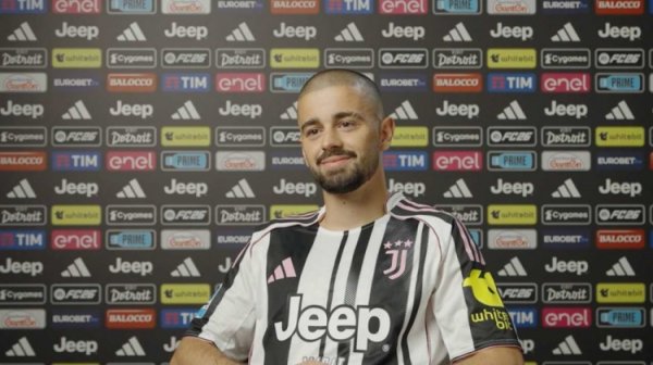 GEGROVA: Ở tuổi 12, anh ấy đã tham gia trại huấn luyện AC Milan và gặp những ngôi sao như Kaka và Pato