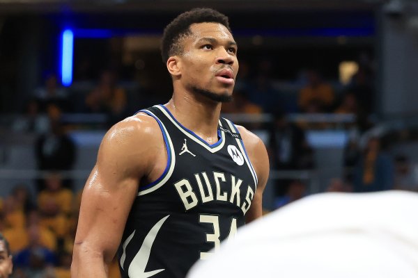 Shams: Antetokounmpo sẽ có thể gia hạn 4 năm và 275 triệu vào tháng 10 năm sau, và sẽ có thể giành được hợp đồng tương tự sau 6 tháng thay đổi đội.
