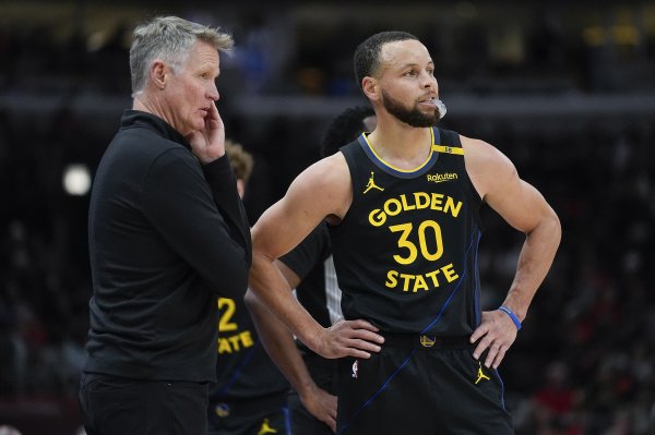 Người truyền thông: Warriors rõ ràng trưởng thành và hoàn thiện hơn Lakers. Curry lẽ ra có thể tiến xa hơn nếu anh không dính chấn thương ở mùa giải trước.