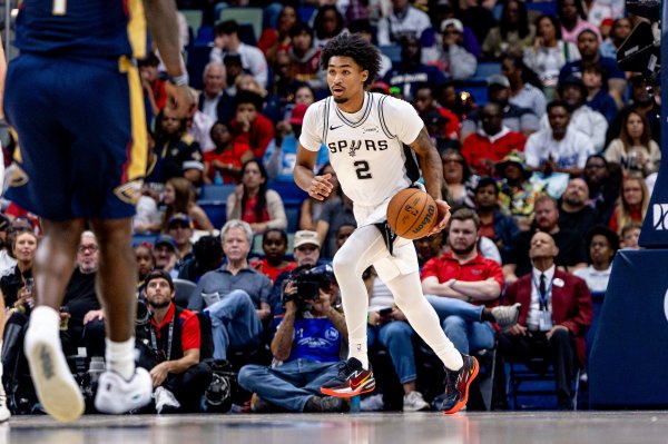 Không giống một tân binh chút nào! Harper chơi rất chững chạc, ghi 11 điểm, 6 rebound và 6 kiến ​​tạo khi thực hiện loạt sút 4/9 trong 27 phút.