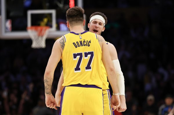 Vẫn còn thời gian! Reeves đã ghi được 92 điểm sau hai trận, bằng tổng số điểm của Doncic trong hai trận trước.