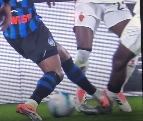 Mi Ti: Lukman phạm lỗi với Fofana đáng lẽ phải nhận thẻ đỏ, ít nhất phải nhận thẻ vàng và trọng tài đã bỏ lỡ cuộc gọi