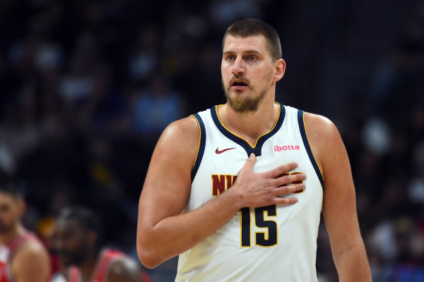 toàn năng! Jokic chơi 5/6 trận trong hiệp đầu tiên và ghi được 11 điểm, 5 rebound, 5 kiến ​​​​tạo và 1 cú sút, với điểm cộng trừ +9