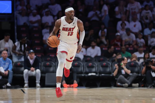 Không có nhiều cảnh quay! Adebayor thực hiện 2 trong 3 cú sút trong hiệp một, 264 trong 4 quả ném phạt, 9 điểm, 6 rebound, 2 kiến ​​tạo và 2 cướp bóng