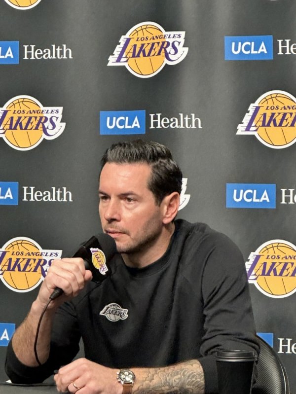 Redick: Khi đối mặt với Wenban, anh ấy phải chuyền bóng. 29 huấn luyện viên sẽ nghiên cứu cách đối đầu với anh ta.