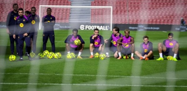 Thể thao thế giới: Hôm qua Barcelona trở lại Camp Nou tập dượt, các cầu thủ và ban huấn luyện chụp ảnh