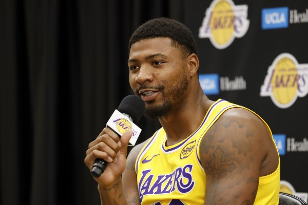 Phóng viên Lakers: Thông minh khá hài hước🤣Mỗi lần xin bóng Luka, anh ấy thậm chí còn ngần ngại bước đi khi ở trên không.