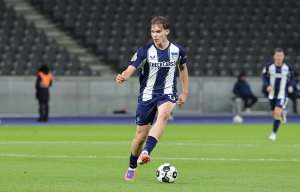 Phóng viên: Ở tuổi 16, Eichhorn đã trở thành cầu thủ chủ chốt ở Bundesliga 2. Anh thu hút sự quan tâm của hầu hết các đội bóng hàng đầu châu Âu.