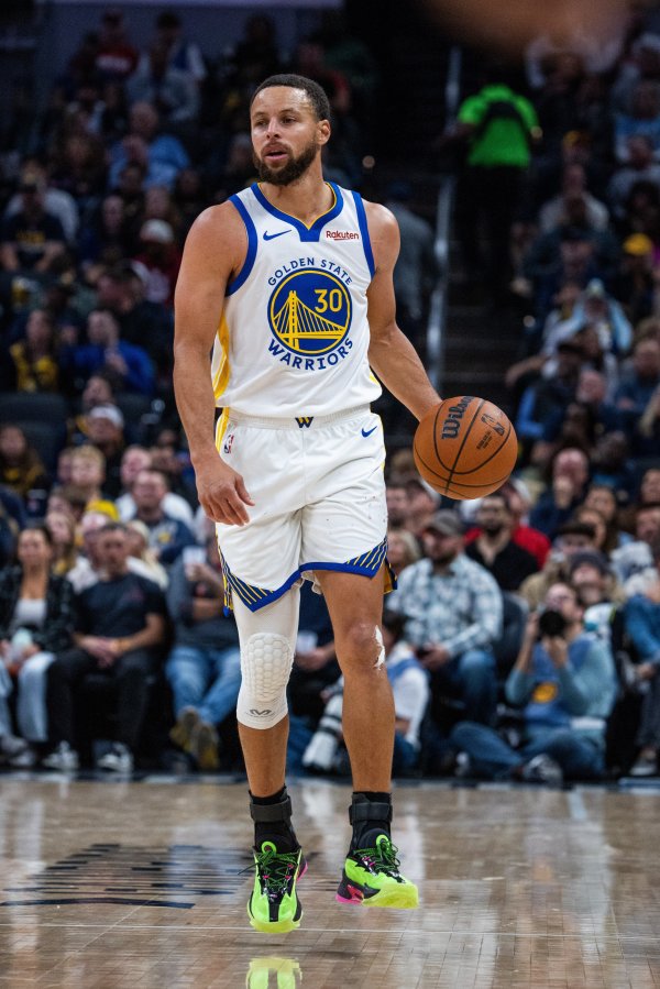 Curry: Tôi hy vọng tôi có thể thi đấu với Spurs vào ngày mai. Tôi nằm trên giường hai ngày để hồi phục.