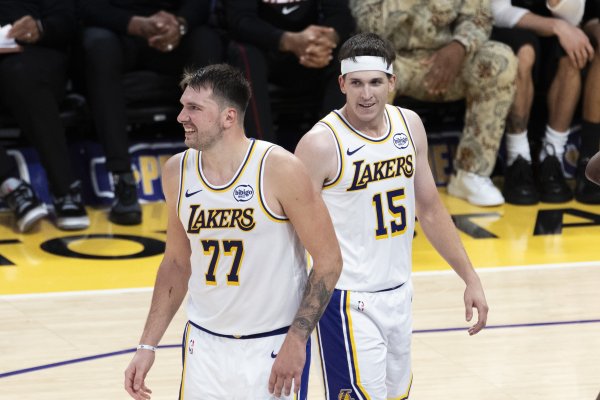 Meiji: Reeves và Doncic đều mạnh về tấn công và phòng thủ yếu. Lakers cần tìm cách cân bằng đội hình.