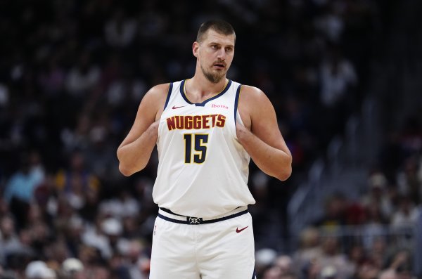 Triple-double không bỏ chạy nữa! Jokic ghi 5 điểm, 4 rebound và 5 kiến ​​​​tạo trong hiệp đầu tiên, với điểm cộng trừ +1