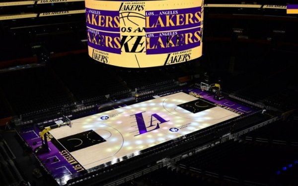Chơi Jazz ở nhà vào ngày mai! Sân nhà của Lakers đã được biến thành phiên bản đô thị với sàn sơn!