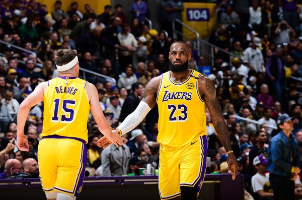 Buha: Lakers có sự luân chuyển vững chắc gồm 9 hoặc 10 người và 26 người nữa cạnh tranh thời gian. Đây là một rắc rối hạnh phúc!