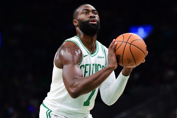 Bắt đầu làm việc chăm chỉ! Jaylen Brown thực hiện 4% trong số 8 quả ném phạt trong hiệp thứ ba và ghi được 17 điểm!