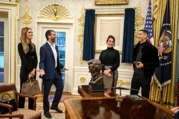 Trump Jr. chụp ảnh cùng bạn gá