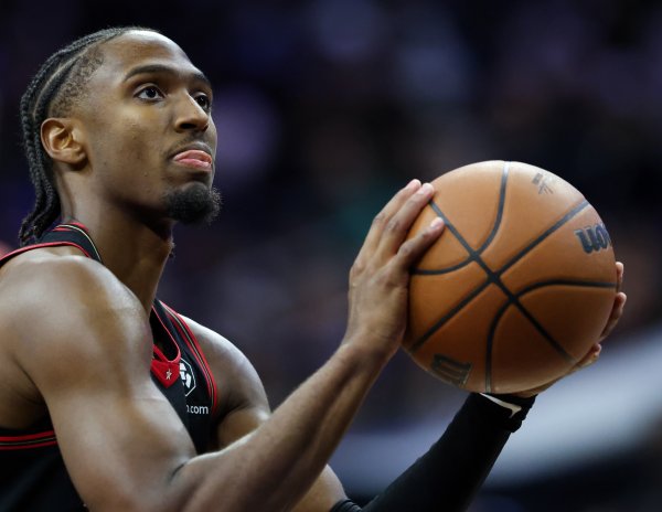 Hoa từ trong ra ngoài! Maxi ghi được 23 điểm ở 8/13 cú sút trong hiệp và 3/7 cú ném ba điểm.